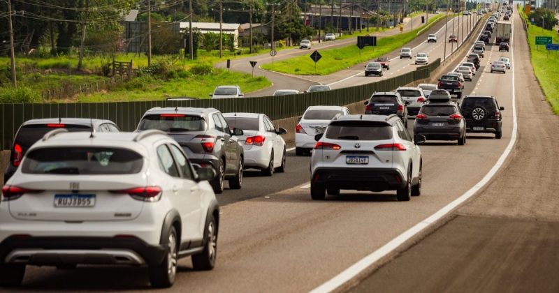 Veículos na BR-101 no Sul de SC