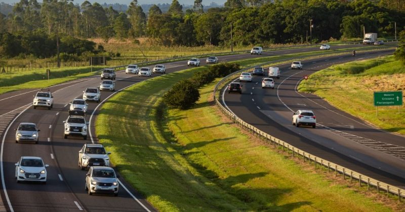 Fluxo de veículos na BR-101 no Sul de SC