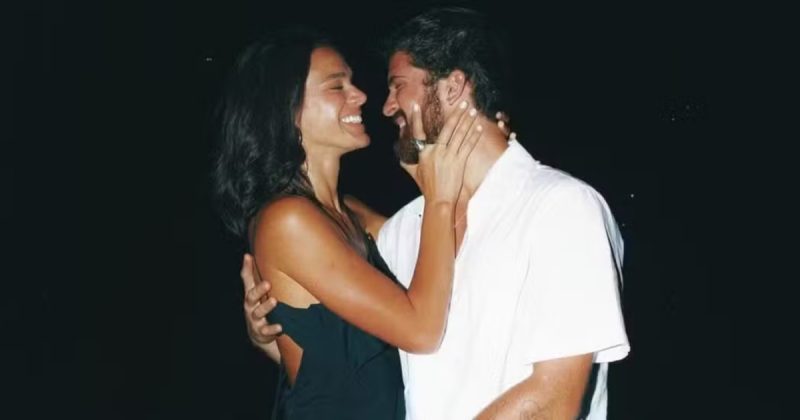 Bruna Marquezine com mão no rosto de João Guilherme 