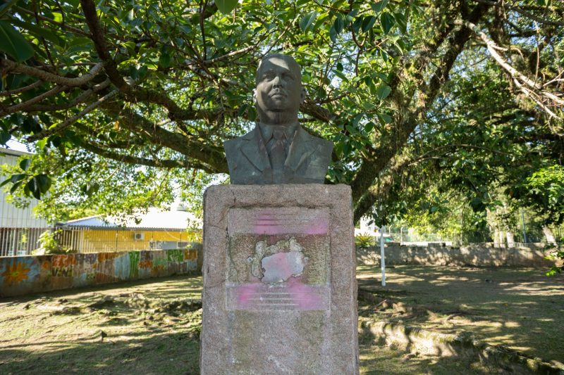 placas e monumentos históricos estão 'desaparecendo' em Florianópolis; Placa foi retirada da base de busto na rua Delminda Silveira, na Agronômica