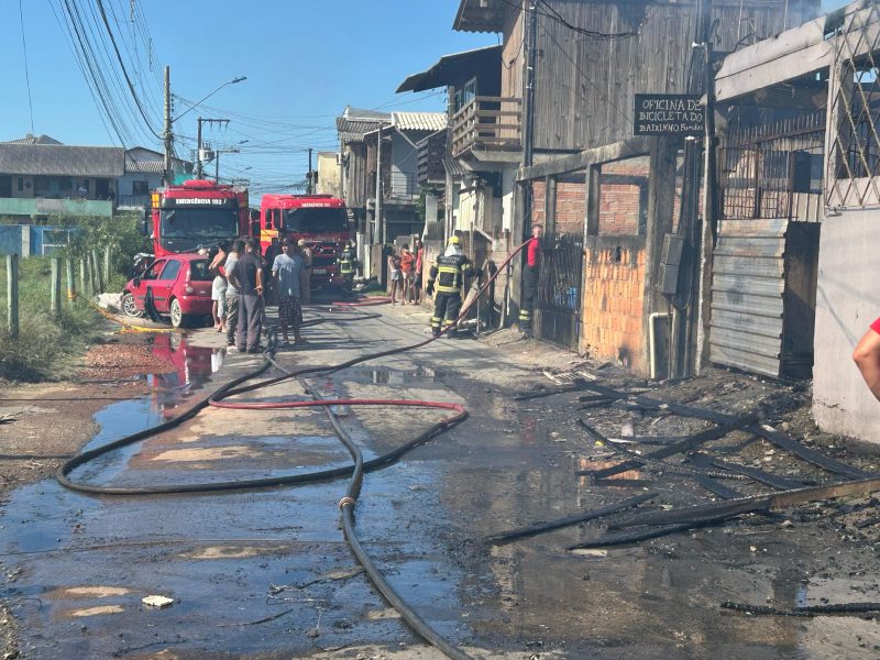 Imagem mostra rua onde aconteceu incêndio em Itajaí com caminhões dos bombeiros 