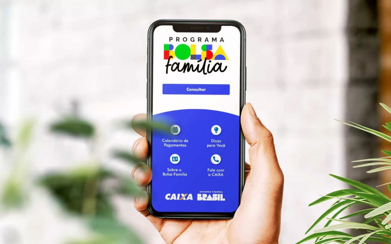 Foto de celular com aplicativo do bolsa família