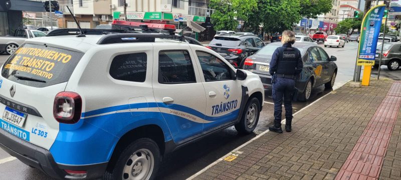 Imagem mostra carro dos agentes de trânsito fazendo fiscalização do estacionamento rotativo em Balneário Camboriú