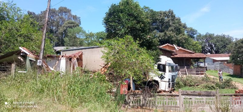 Caminhão que desceu ribanceira sozinho e destruiu casas em Mafra (SC)