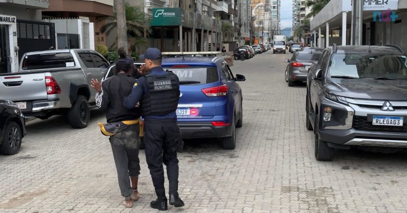 Bêbado faz xixi em carros de Itapema; imagem mostra momento da prisão