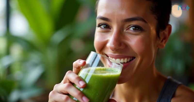 Imagem mostra mulher tomando suco que previne enxaqueca