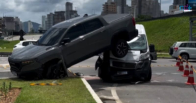 imagem mostra: caminhonete vai parar em cima de van 