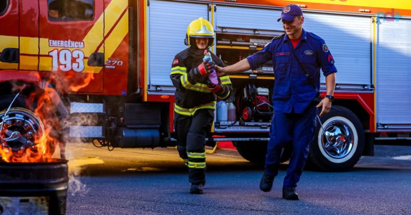 Sexo de bebê dos bombeiros foi revelado com ajuda de extintor; imagem mostra o casal correndo para revelação