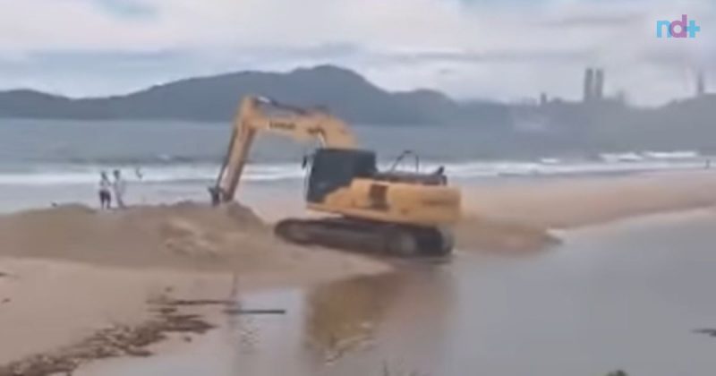 Imagem mostra momento do estouro da lagoa da barra do Cassino na praia Brava em Itajaí