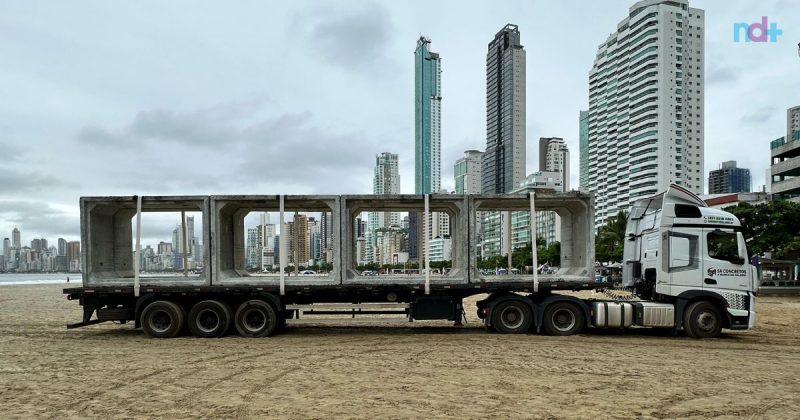 Imagem mostra galerias gigantes na praia Central de Balneário Camboriú