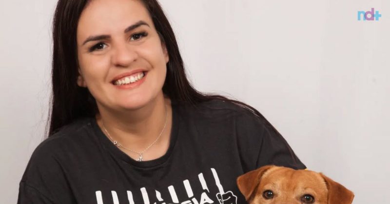 Manu Adote Penha pode perder o cargo de vereadora; imagem mostra parlamentar com cachorro