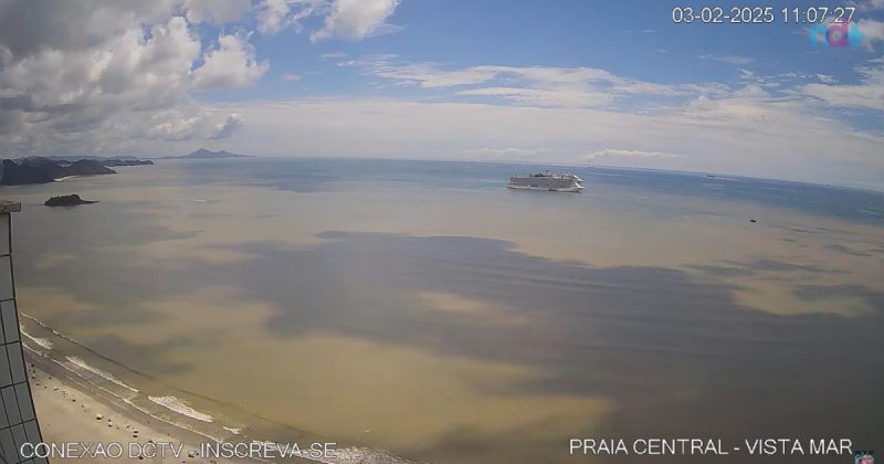 imagem aérea mostra sombras bizarras no mar de Balneário Camboriú