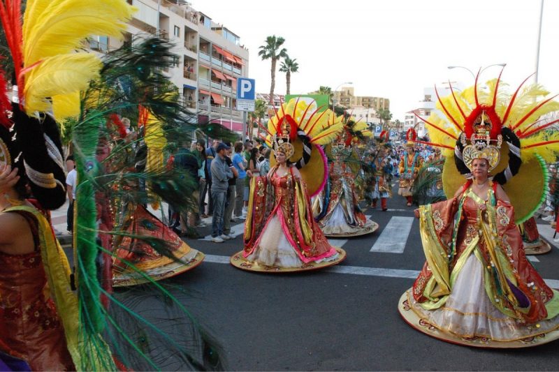 escola de samba enredo desfilando no carnaval 