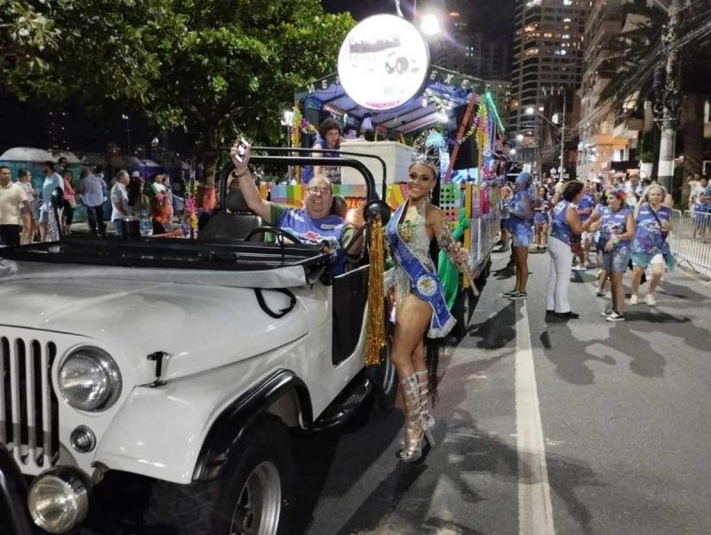 Foto mostra desfile no Carnaval em Balneário Camboriú