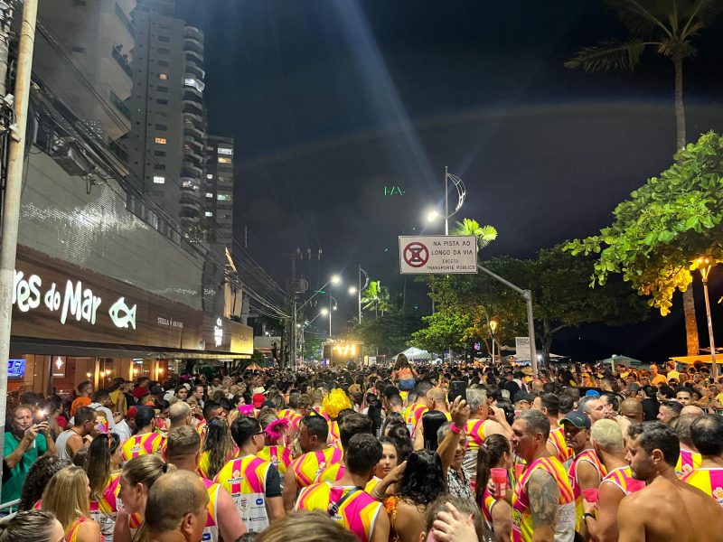 Foto mostra foliões reunidos no Carnaval em Balneário Camboriú