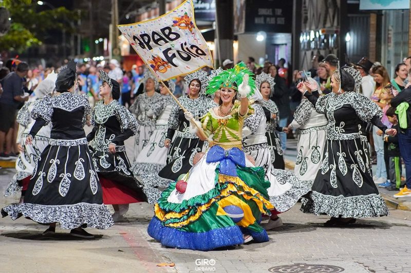 Imagem de porta-bandeira em Balneário Piçarras ilustra matéria sobre Carnaval 2025