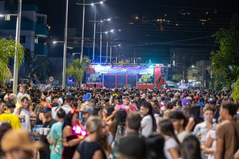 Imagem trio elétrico e multidão em Bombinhas ilustra matéria sobre Carnaval 2025