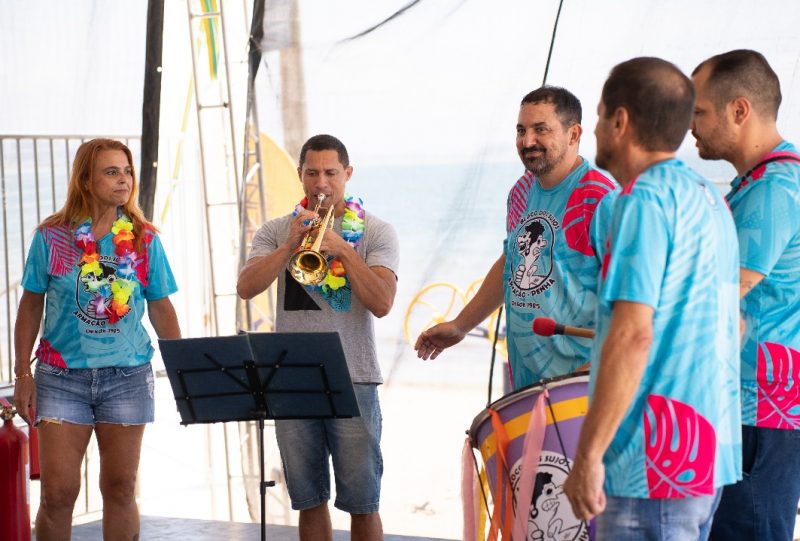 Imagem mostra bateria de samba em Penha para ilustrar matéria sobre Carnaval 2025