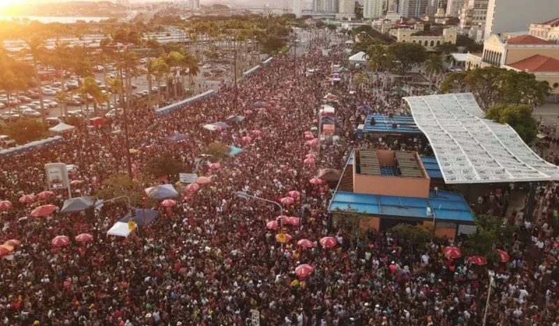 Florianópolis é o oitavo destino mais buscado para o Carnaval em 2025. Na imagem, vista aérea da festa em 2024.