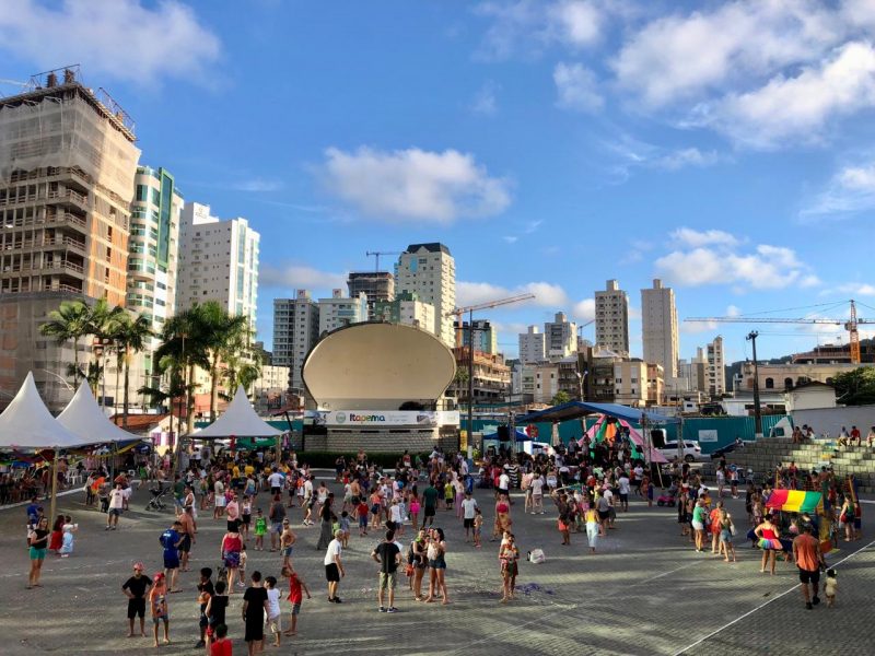 Imagem de Praça da Paz, em Itapema, ilustra matéria sobre Carnaval 2025