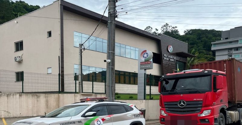 Carreta furtada em frente à Delegacia de Polícia de Ibirama 