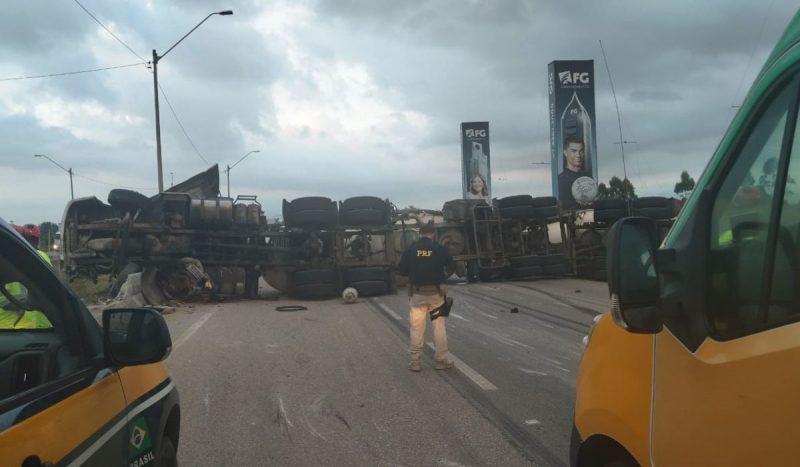 carreta tombada cria filas na BR-101