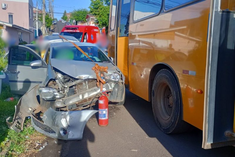 O carro ficou destruído após a colisão com o ônibus de transporte coletivo