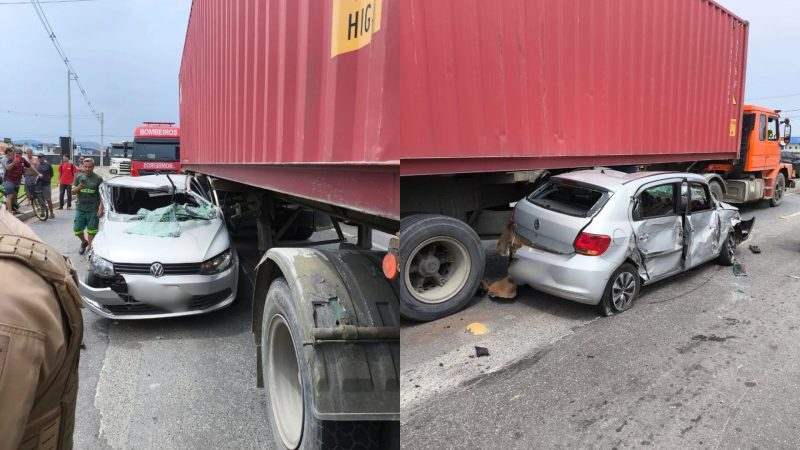 Imagens mostra carro depois de ser prensado entre carretas em Navegantes