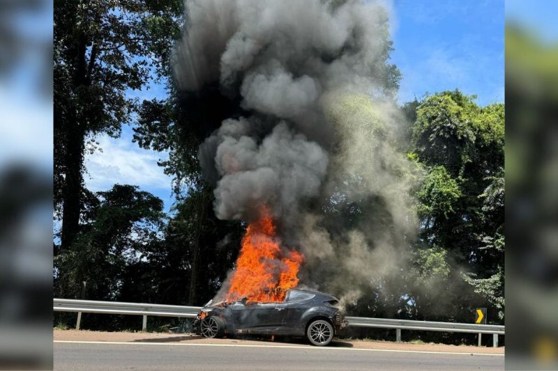 O carro colidiu na carreta e pegou fogo na BR-282 em Chapecó 