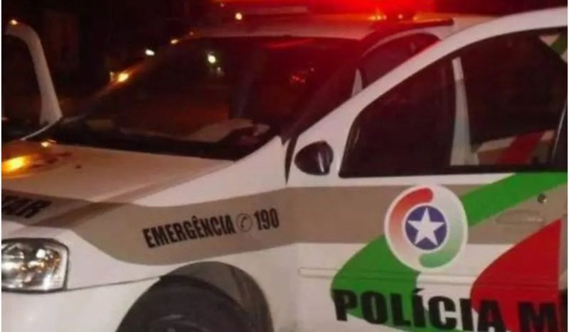 Homem é encontrado morto na rua com tiros na cabeça no Sul de SC. Imagem mostra uma viatura da polícia