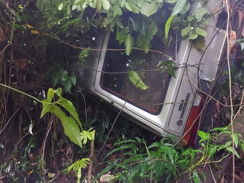 A imagem mostra o carro caído na ribanceira em Blumenau 