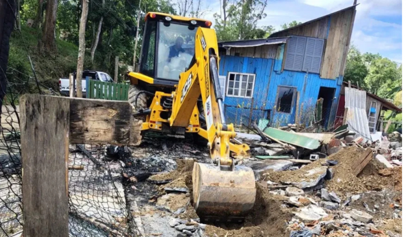 Imóveis irregulares foram demolidos