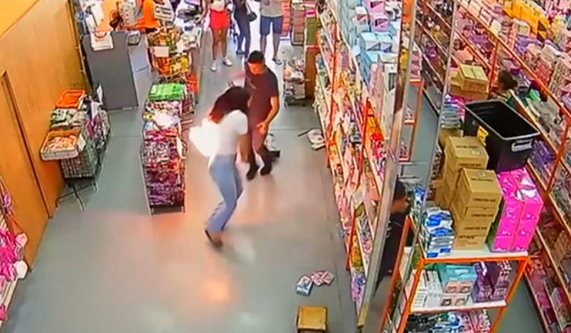 Celular explode no bolso de jovem dentro de supermercado