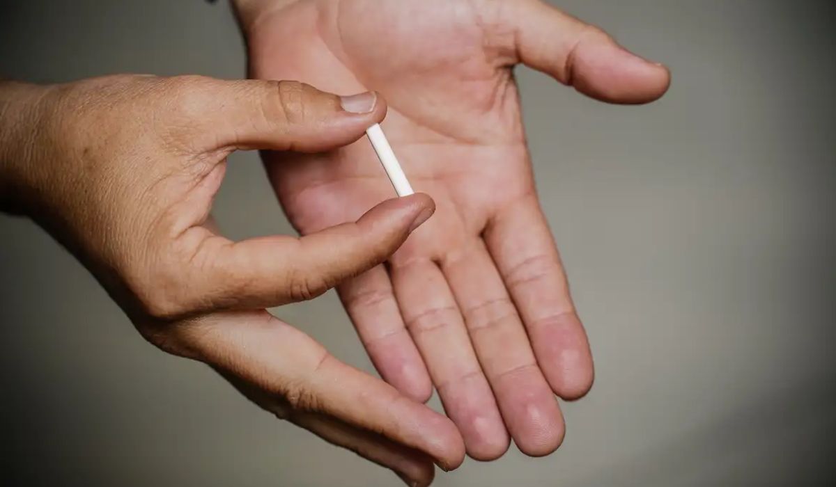 Voz grossa e queda de cabelo: Anvisa alerta para efeitos irreversíveis do ‘chip da beleza’