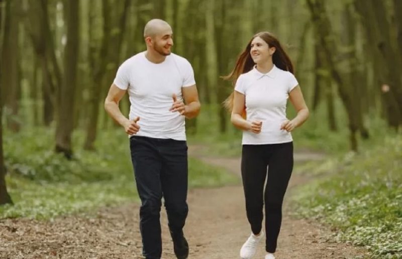 na imagem aparecem duas pessoas caminhando na melhora da circulação nas pernas