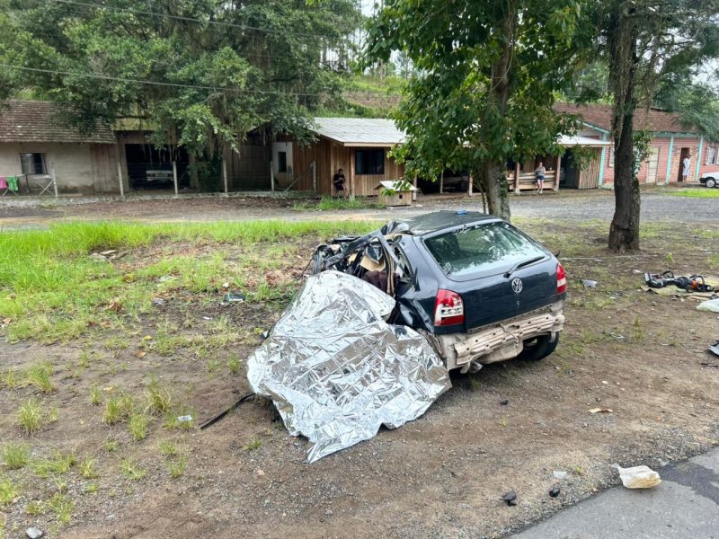 Carro colidido com carreta na BR-470