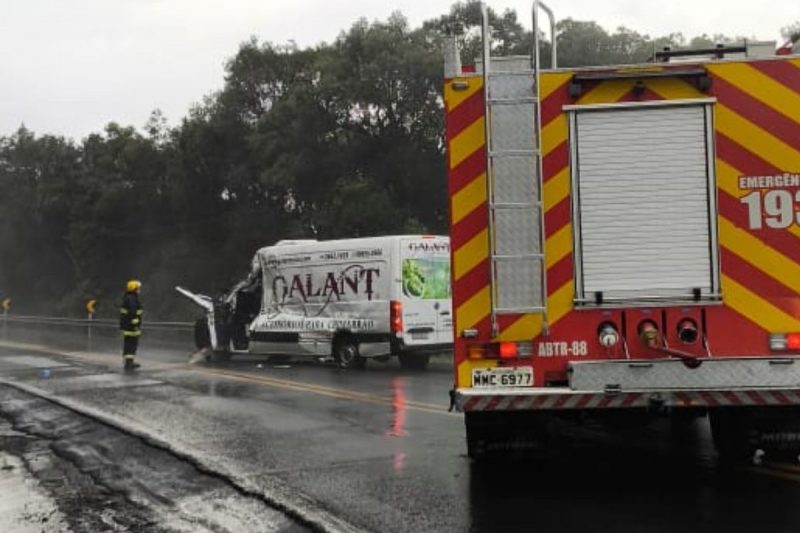 van bate em caminhão e motorista fica gravemente ferido