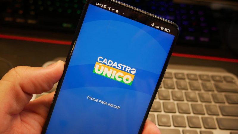 Novo sistema do CadÚnico começará a funcionar a partir da próxima segunda-feira (17). Na imagem, um celular com o sistema do CadÚnico 