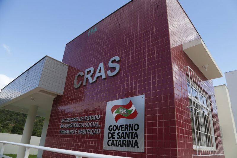 Cadastro no programa pode ser feito no CRAS ou em posto de atendimento específico do município. Na imagem, a fachada de um CRAS de Santa Catarina