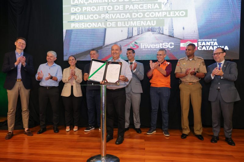 Governador e representantes políticos durante lançamento de edital que prevê melhorias do complexo prisional de Blumenau 