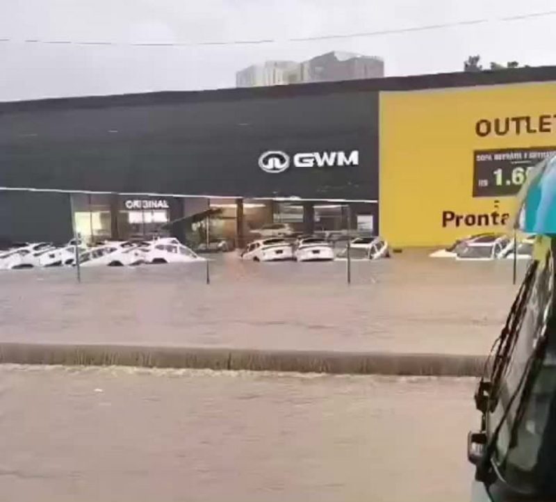 Carros de luxo ficam alagados em concessionária após temporal em Guarulhos (SP)