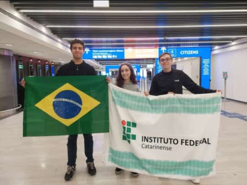 Foto dos três estudantes catarinenses que viajaram para o concurso