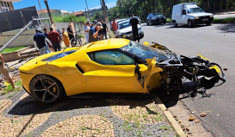 Ferrari de R$ 3 milhões ficou destruída após motorista perder o controle bater o veículo contra um portão