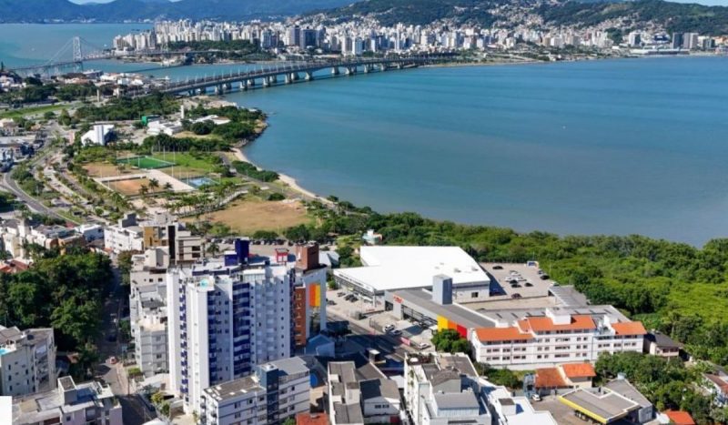 Coqueiros teve a maior alta percentual no preço de imóveis em Florianópolis. Na imagem, a vista aérea do bairro