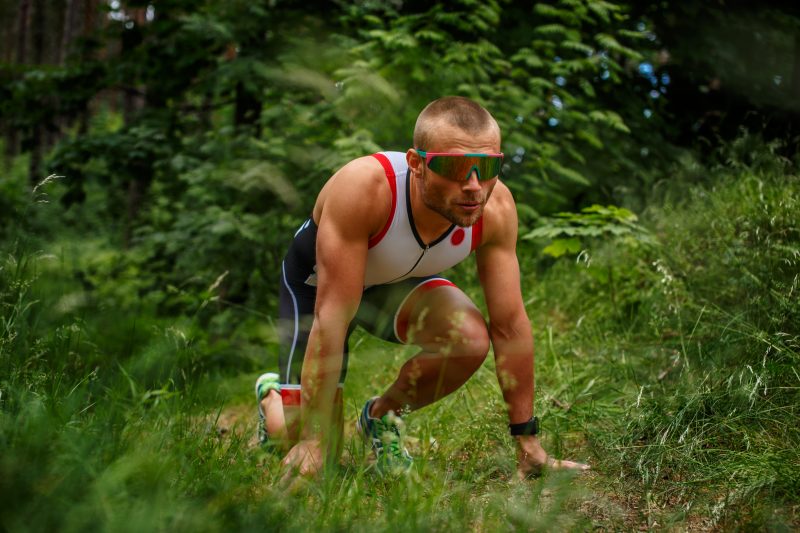 Atleta profissional se preparando para corrida 