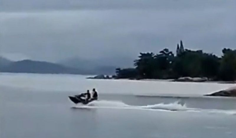 Criança é flagrada pilotando jet ski em Florianópolis