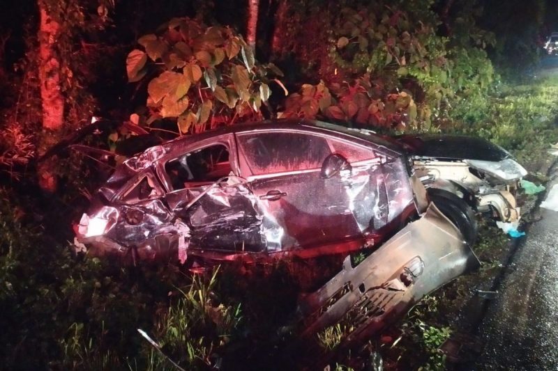 Duas crianças são ejetadas de um carro em grave acidente na noite de sábado (15), na BR-282, em Joaçaba