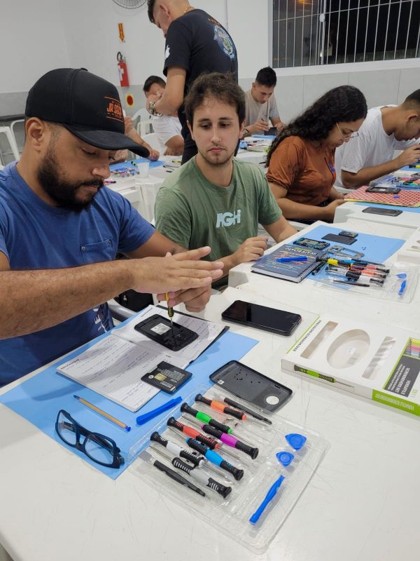 Imagem mostra jovens fazendo um dos cursos de capacitação oferecidos pelo projeto