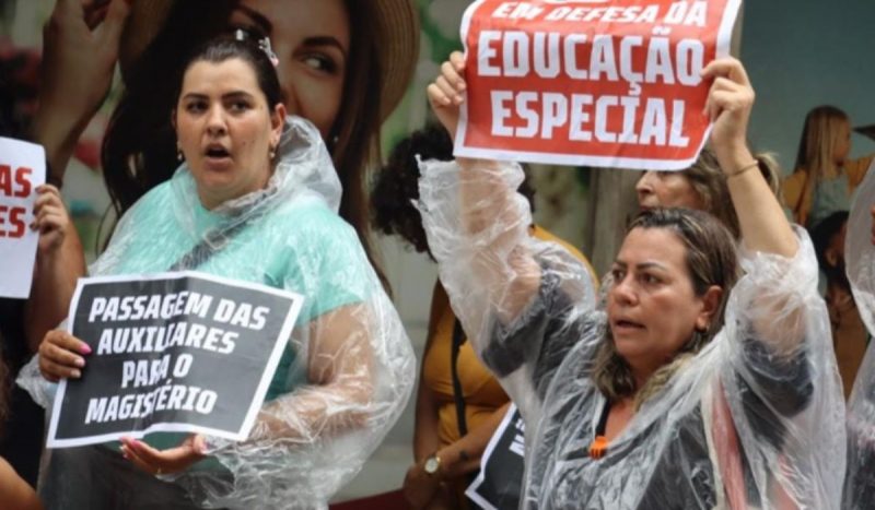 Professores protestam contra troca de professores por auxiliares de sala na educação especial