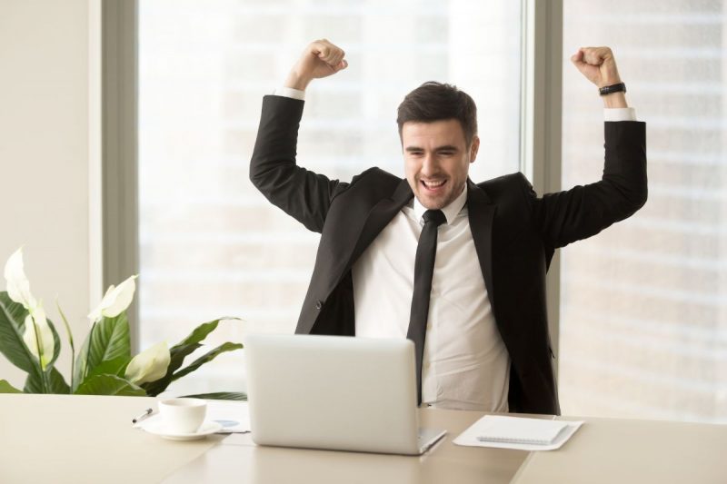 homem comemorando a carreira dos sonhos e o sucesso profissional